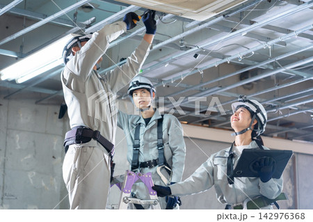 建設現場で働く作業員 建設現場で働く作業員 142976368