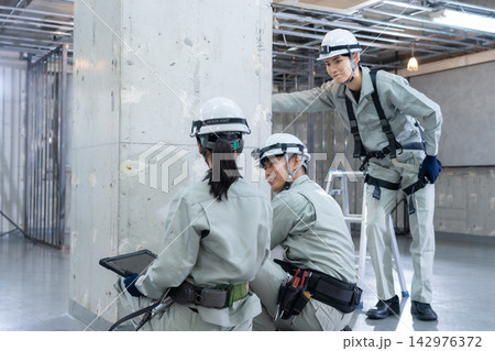 建設現場で働く作業員 建設現場で働く作業員 142976372