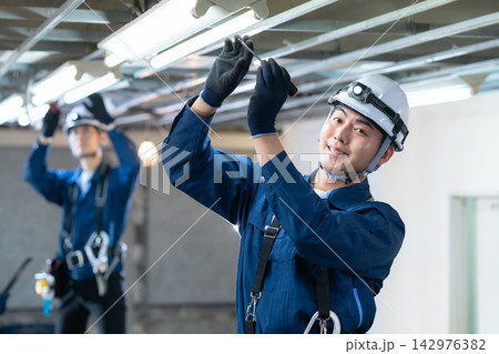 建設現場で働く作業員 建設現場で働く作業員 142976382