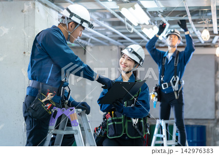 建設現場で働く作業員 142976383