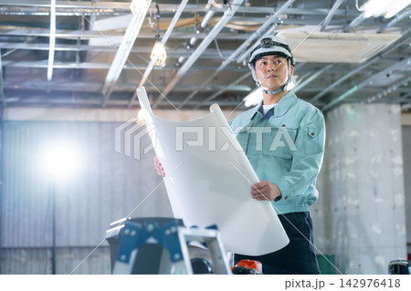 建設現場で働く作業員 建設現場で働く作業員 142976418