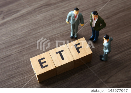 Business figurines discussing etf investment strategy on wooden table Business figurines discussing etf investment strategy on wooden table 142977047