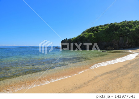 沖縄ティーヌ浜の波打ち際の美しい風景 142977343