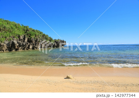 沖縄ティーヌ浜の青く透き通った海の風景 沖縄ティーヌ浜の青く透き通った海の風景 142977344
