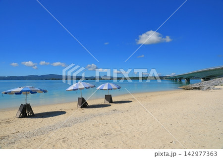沖縄の古宇利ビーチからの古宇利大橋の風景 沖縄の古宇利ビーチからの古宇利大橋の風景 142977363