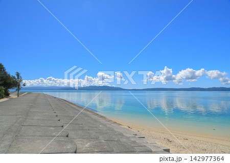 青い海に彩られた沖縄の古宇利ビーチの防波堤の風景 青い海に彩られた沖縄の古宇利ビーチの防波堤の風景 142977364