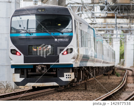 【湘南新宿ライン】高架下の区間を走行する回送列車 【湘南新宿ライン】高架下の区間を走行する回送列車 142977538