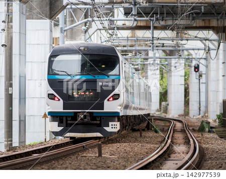【湘南新宿ライン】高架下の区間を走行する回送列車 【湘南新宿ライン】高架下の区間を走行する回送列車 142977539