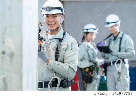 建設現場で働く作業員 142977757