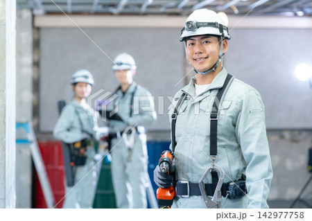 建設現場で働く作業員 142977758