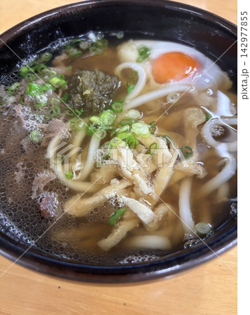 肉と卵が入った温かいうどん 肉と卵が入った温かいうどん 142977855
