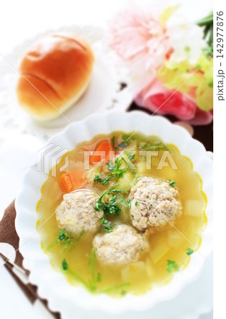 肉だんごと野菜のスープとバターロールパン 肉だんごと野菜のスープとバターロールパン 142977876