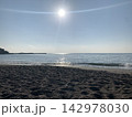 輝く太陽と葉山逗子の海岸風景 142978030