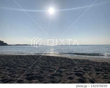 輝く太陽と葉山逗子の海岸風景 142978030