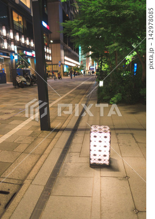 近代的な建造物と歴史的な建造物が混在して、独特の美しさを奏でる日本橋の都市夜景 142978085
