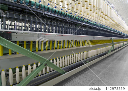 Textile Factory Spinning Machine with Yarn Cones 142978239