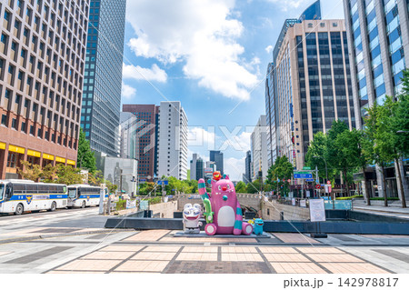 Cheonggyecheon Stream and Mojeongyo Bridge under clear blue sky in summer, Seoul, Korea Cheonggyecheon Stream and Mojeongyo Bridge under clear blue sky in summer, Seoul, Korea 142978817