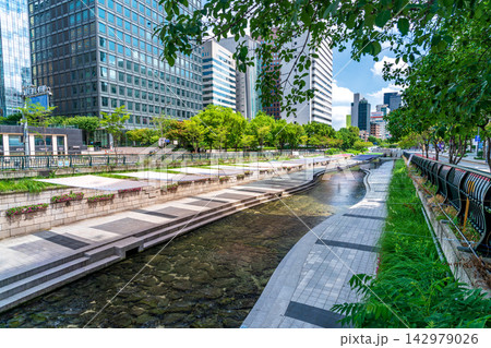 Cheonggyecheon Stream and Mojeongyo Bridge under clear blue sky in summer, Seoul, Korea Cheonggyecheon Stream and Mojeongyo Bridge under clear blue sky in summer, Seoul, Korea 142979026