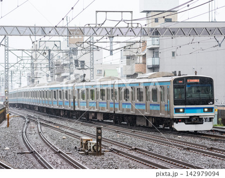 【東西線】雨の葛西駅に停車する普通列車 【東西線】雨の葛西駅に停車する普通列車 142979094