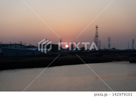 夕日が沈む川と鉄塔の風景 夕日が沈む川と鉄塔の風景 142979101