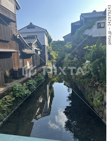 古い町並みを流れる水路と伝統的な日本家屋　滋賀県長浜市 142979243