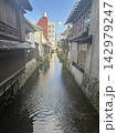 昔ながらの家並みの間を流れる水路　滋賀県長浜市の街並み 142979247