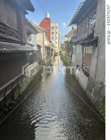 昔ながらの家並みの間を流れる水路　滋賀県長浜市の街並み 142979247