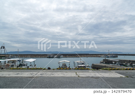小型船舶が停泊する穏やかな港の風景と防波堤 小型船舶が停泊する穏やかな港の風景と防波堤 142979470