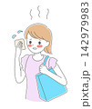 暑さや更年期障害の症状（ホットフラッシュ・のぼせ・発汗）に悩む女性 142979983