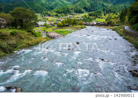 馬瀬川と農山村風景《岐阜県 下呂市 馬瀬》 馬瀬川と農山村風景《岐阜県 下呂市 馬瀬》 142980011