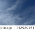 青空に流れる白い雲 142980161
