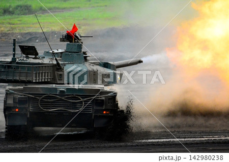主砲が火を吹く10式戦車 主砲が火を吹く10式戦車 142980238