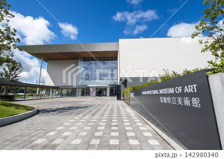 鳥取県立美術館と青空 142980340