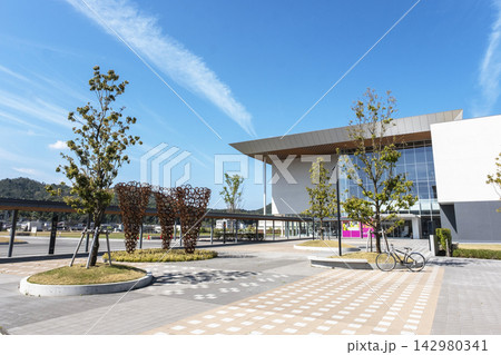 鳥取県立美術館と青空 鳥取県立美術館と青空 142980341