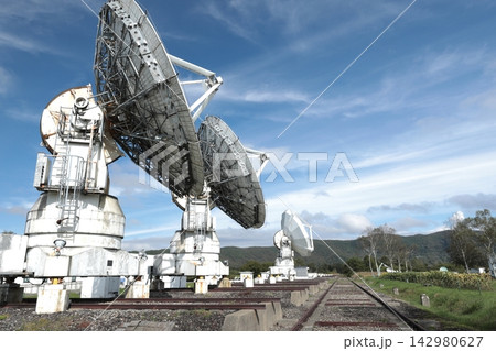 長野県の天文台のパラボラアンテナのある風景 142980627