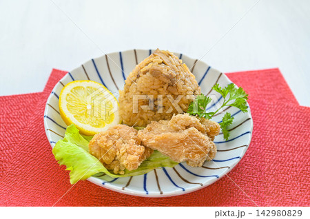 かしわおにぎりと塩唐揚げ かしわおにぎりと塩唐揚げ 142980829