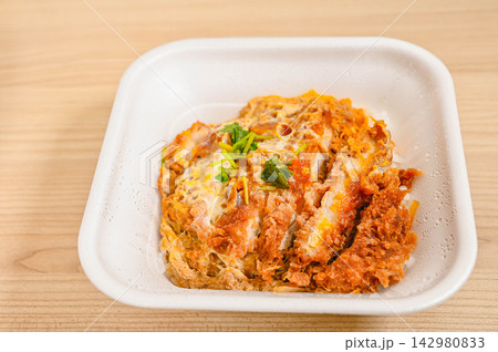 テイクアウト容器に入った卵とじカツ丼 テイクアウト容器に入った卵とじカツ丼 142980833