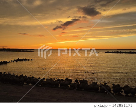 海に沈む夕日 142981173