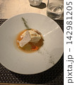 白い皿の上のフレンチ料理 142981205