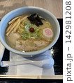 万能ねぎが沢山のっている山椒入りのラーメン 142981208