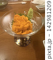 皿に盛られた美味しそうなウニ 142981209