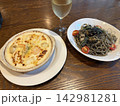 美味しそうなスパゲティとシーフードドリア 142981281