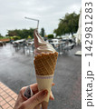 ソフトクリームを手に持つ 142981283