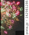 夜空に浮かぶ花火大会 142981286