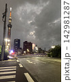 街中から見たスカイツリーと花火 142981287
