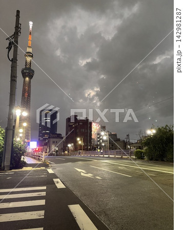 街中から見たスカイツリーと花火 142981287