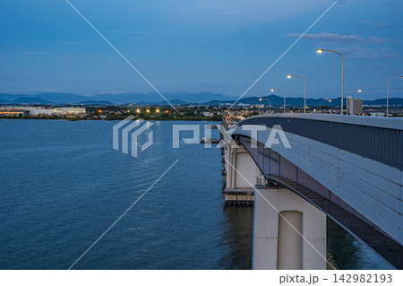 琵琶湖大橋夕景　滋賀県大津市　守山市 142982193