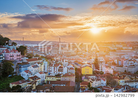 Stunning sunset view of Lisbon from Miradouro da Senhora do Monte viewpoint 142982799