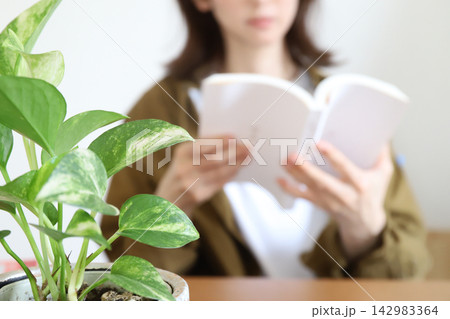 読書を楽しむ女性 読書を楽しむ女性 142983364