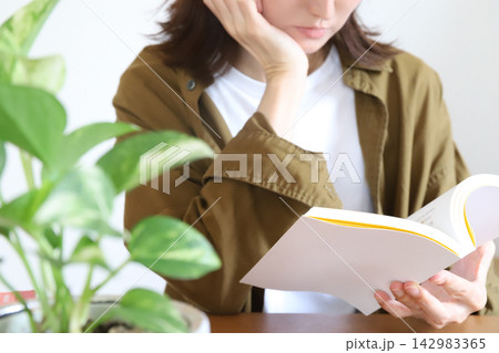 読書を楽しむ女性 読書を楽しむ女性 142983365